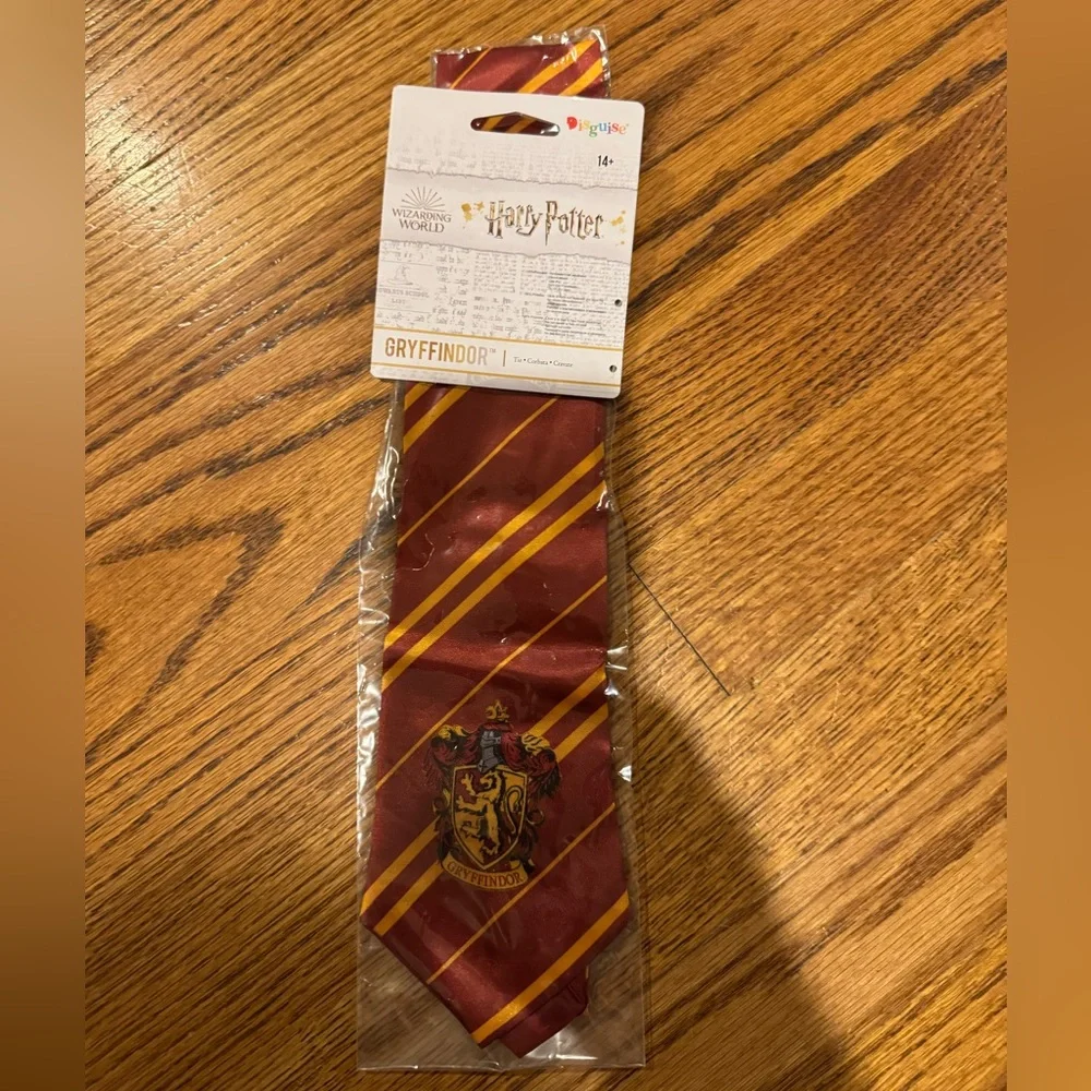 Disguise charming tie
